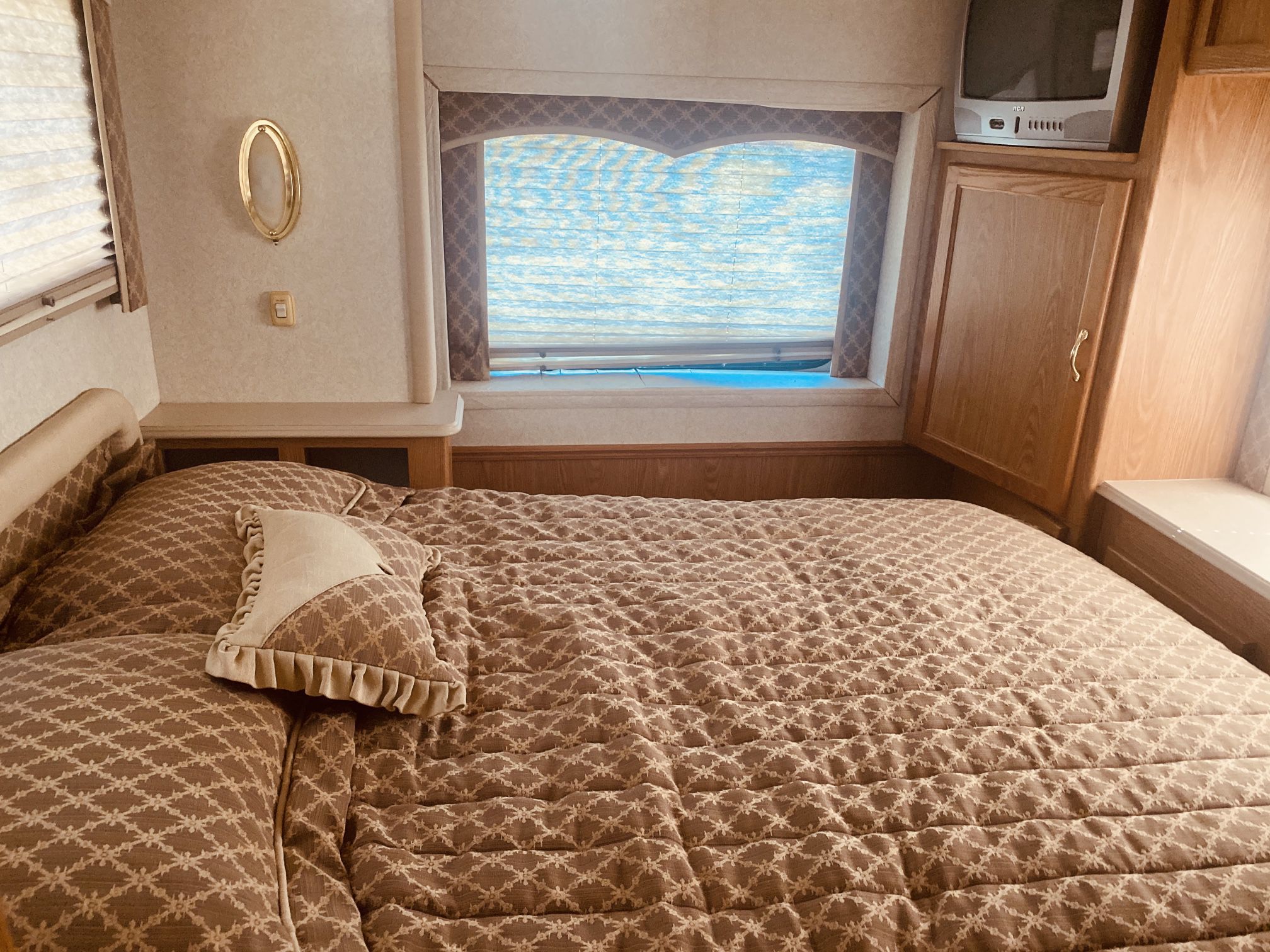 2004 Dolphin Motorhome 1 Owner