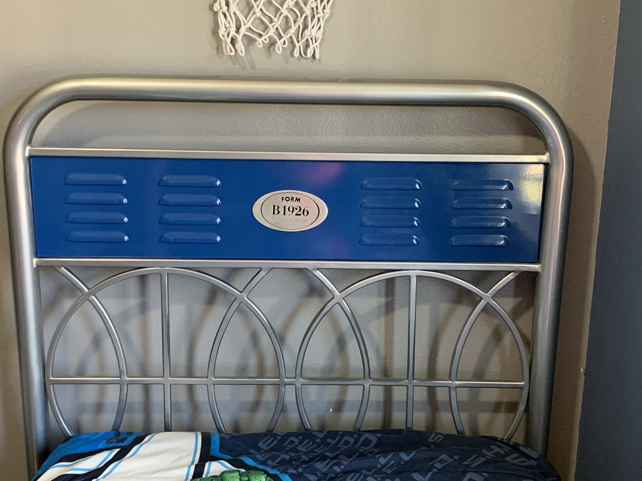 Locker Style Twin Bed/2night Stands