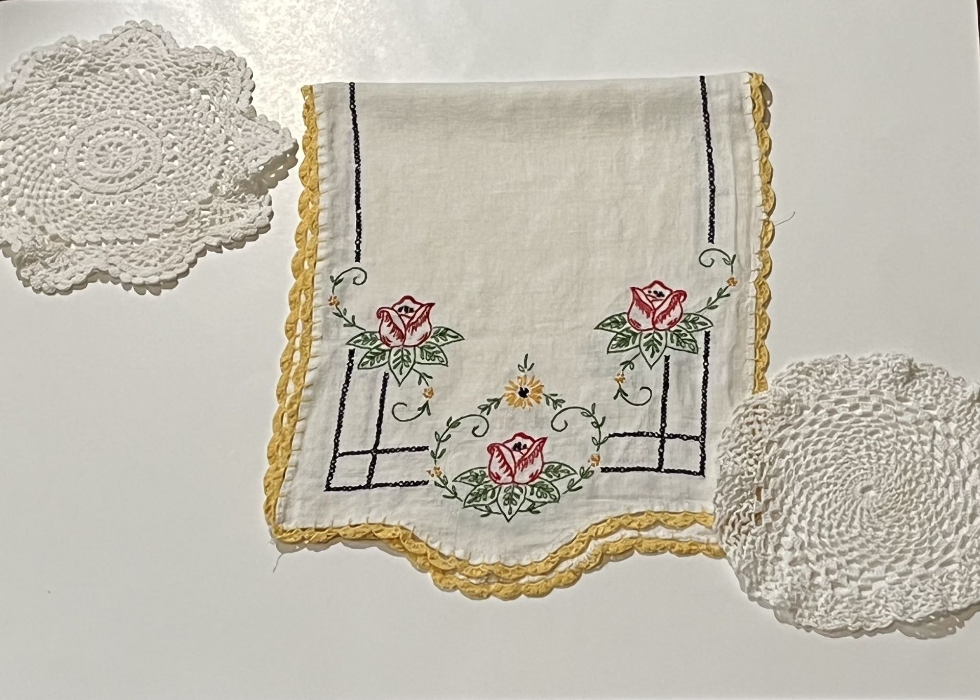Vintage Table Runner/W 2 Doilies ~ Kitchen ~ Dining Room
