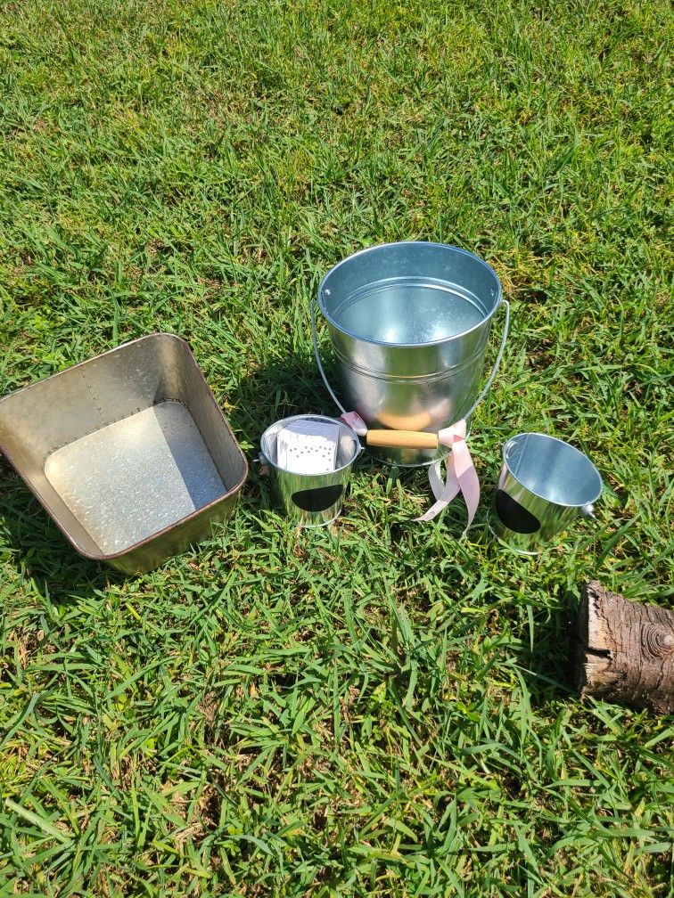 Wedding Bucket List Sign & Tin Buckets