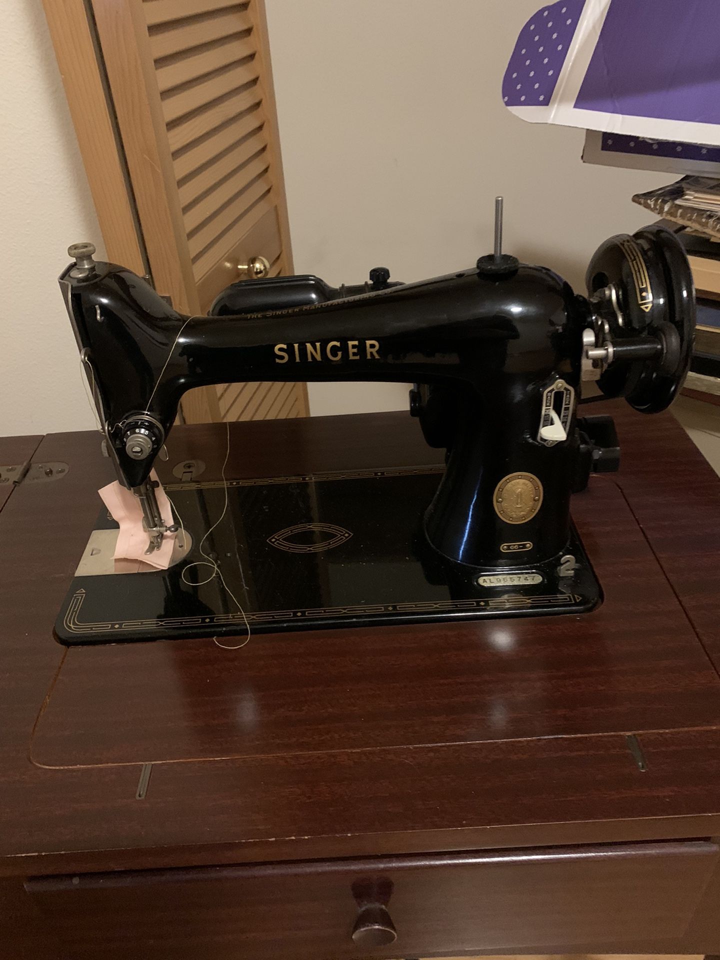 Antique Vintage Singer Sewing Machine in Cabinet