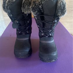 Size 1 Kids Snow Boots  Thumbnail