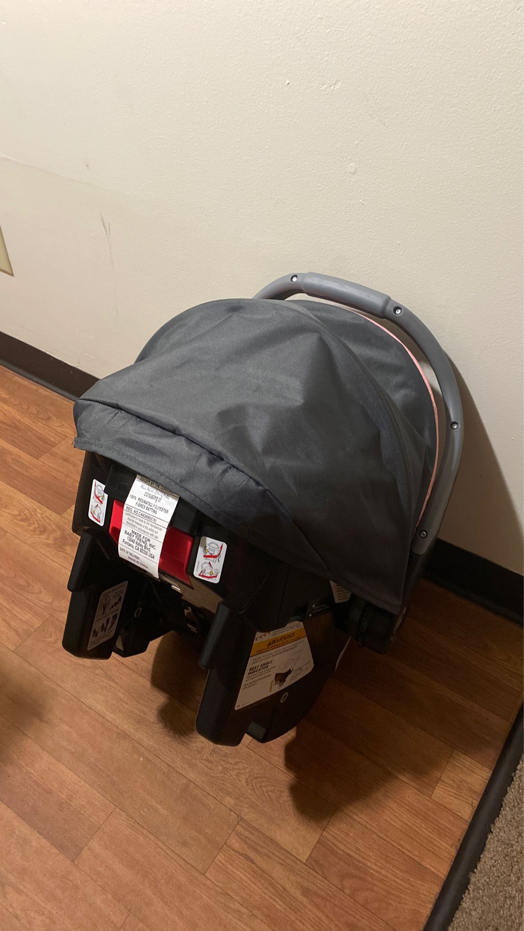 Baby Car Seat w/ retractable overhead shade cover ( BabyTrend )