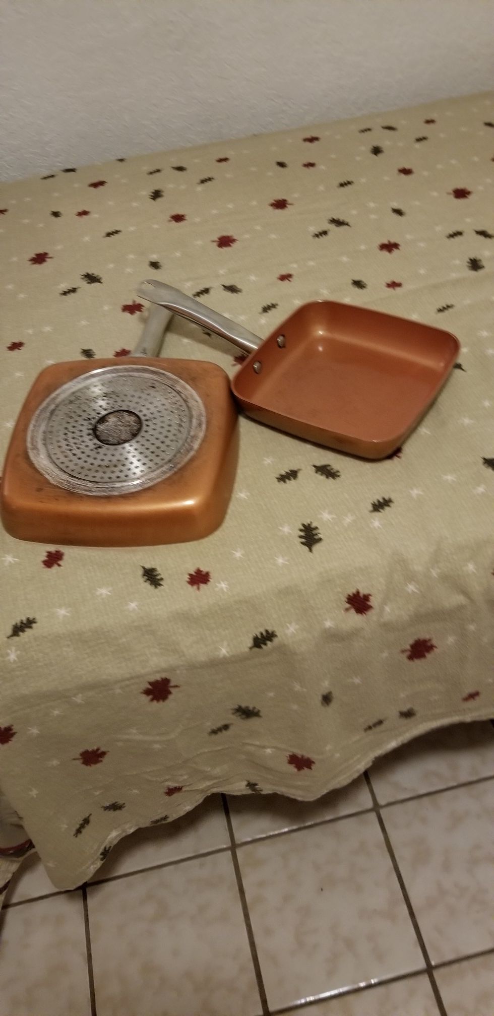 Vendo dos saltenes usados marca Copper chef cuadrados uno 8 in. Y otro 9.5 in