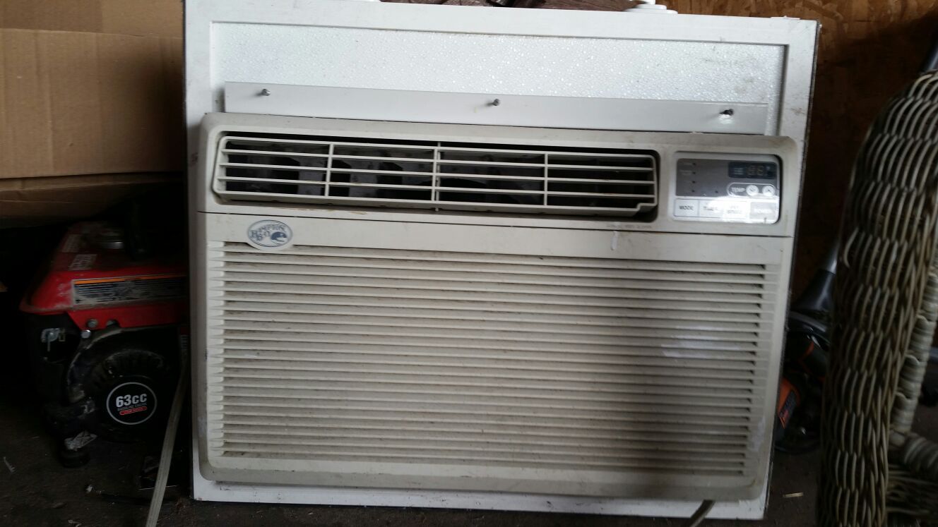 Hampton Bay Window Air Conditioner, 14500 BTU for Sale in Warren, MI