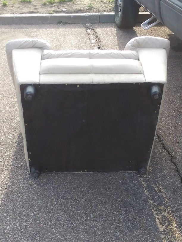White Leather Lounge Chair (Medium In Size)