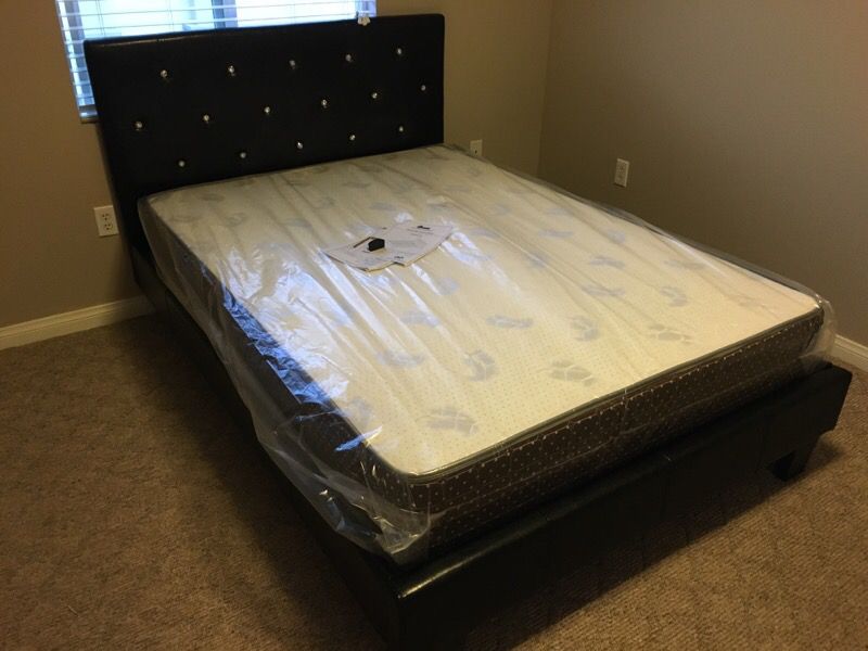 Queen size black crystal headboard with mattress 290$