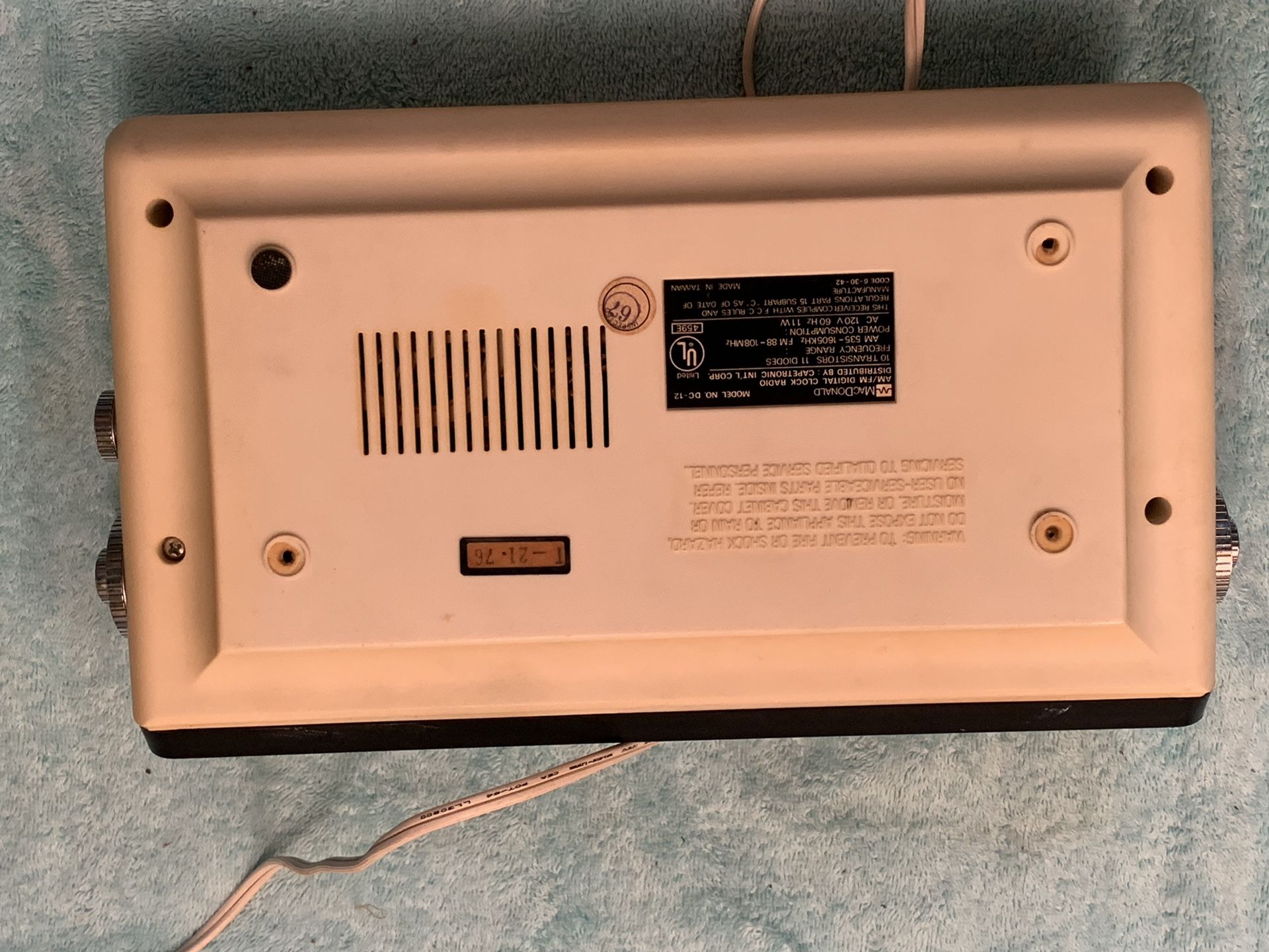 Vintage clock AM/FM radio alarm works great old flip numbers