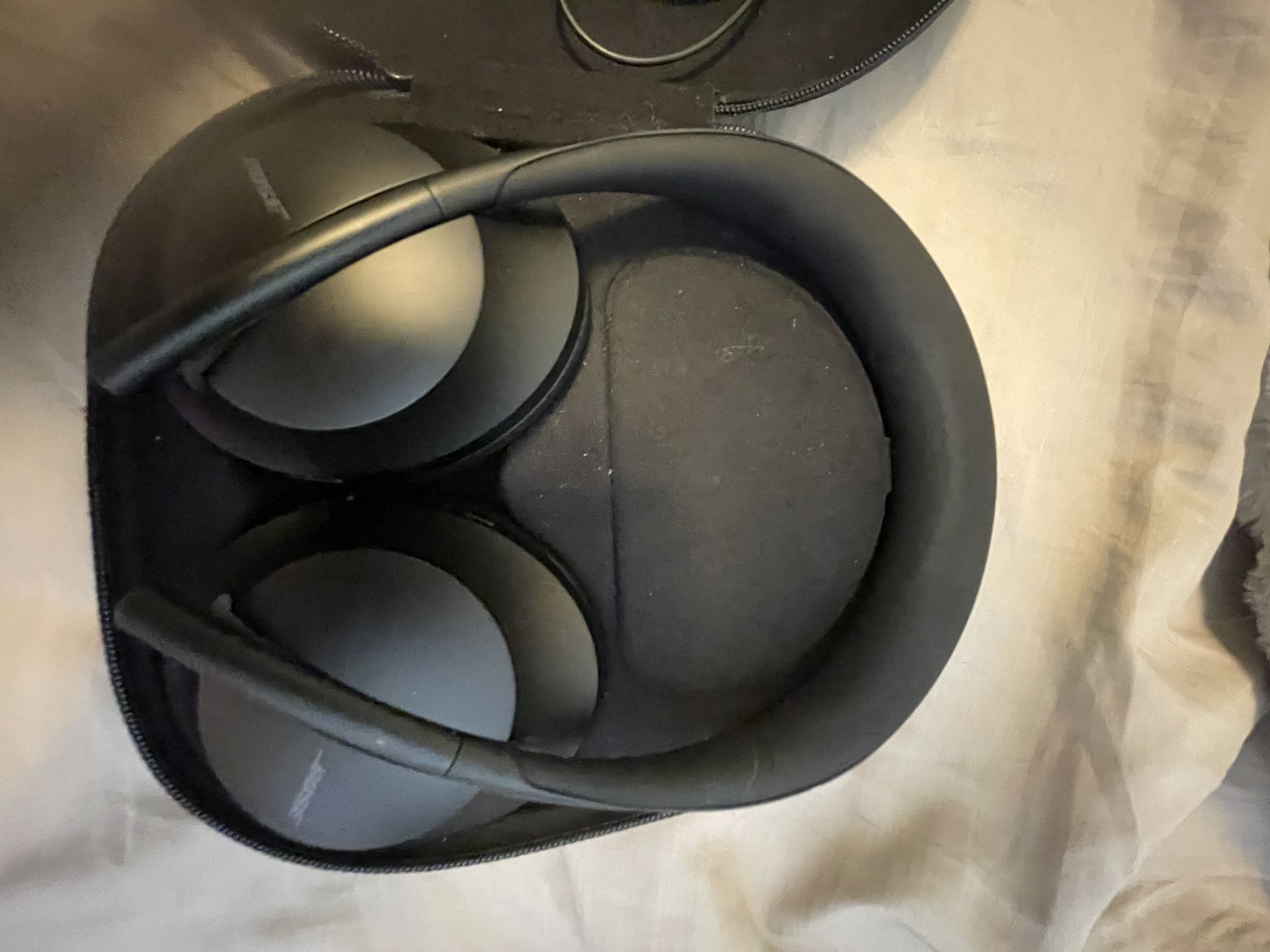 Bose Noise Canceling Headphones 700 , Bluetooth , And Comes With Cord And Charger