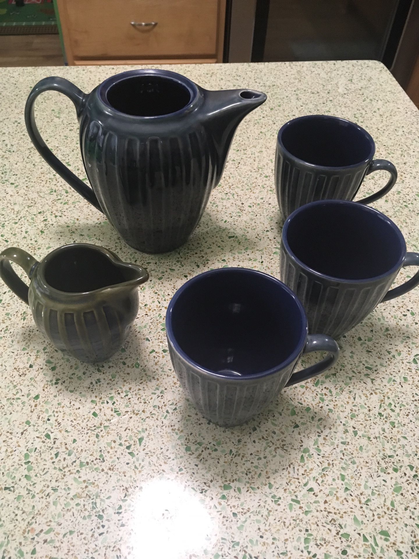 Coffee pot/creamer/cups/plates