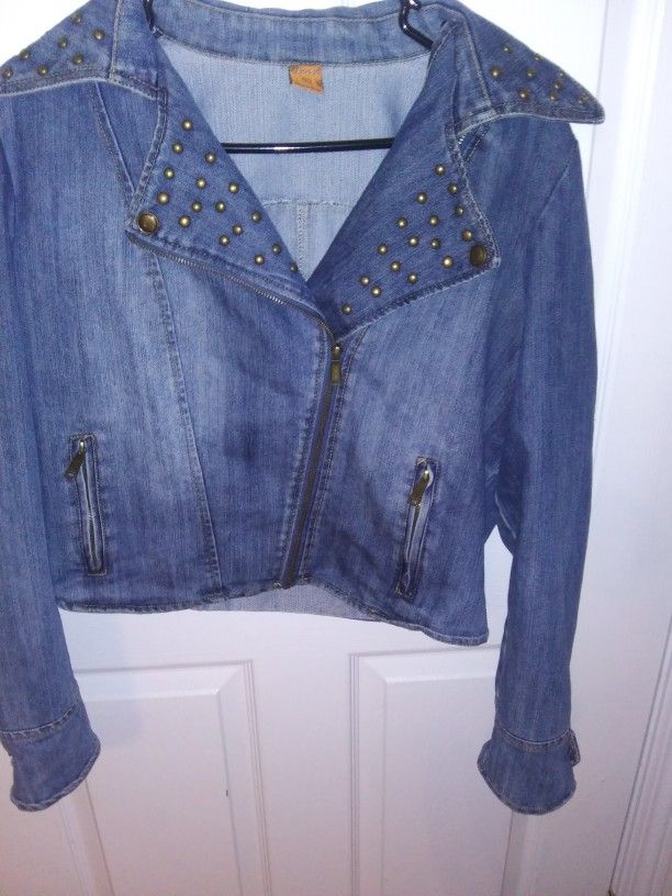 Sleek Denim Short-Waist Jacket