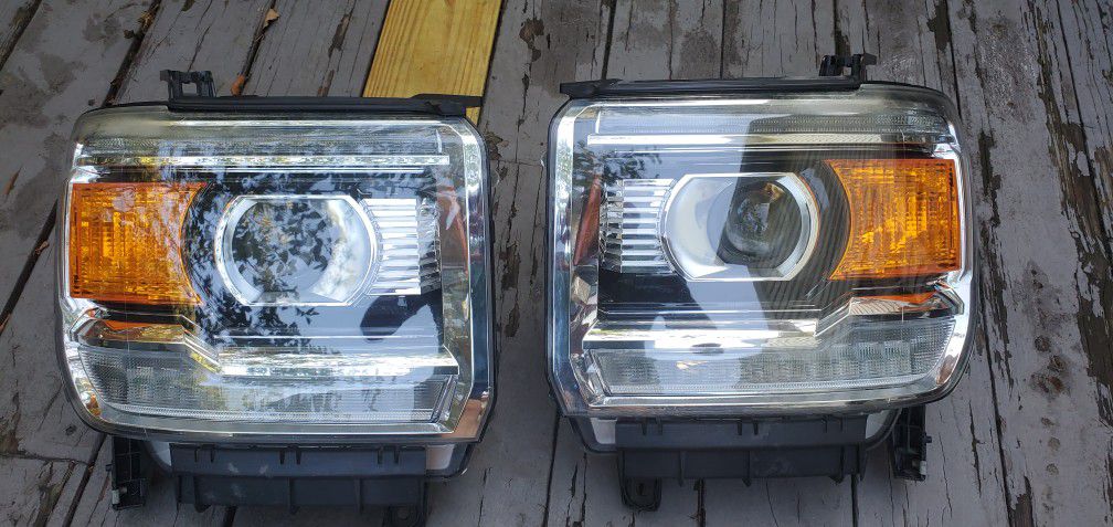 GMC Sierra Headlights Left/Right 900$ or best offer