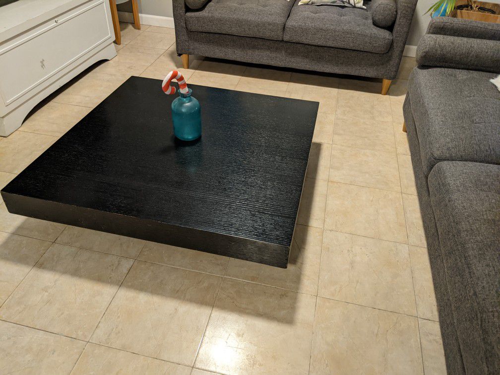 Square COFFEE TABLE. 