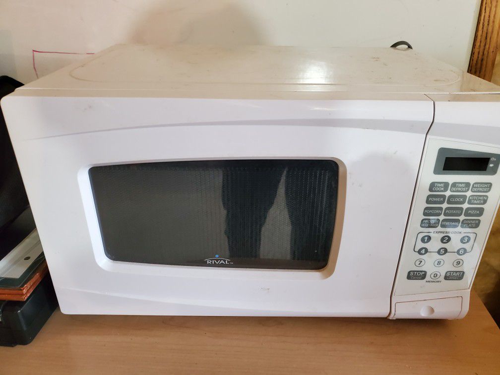 Rival 700 Watt Counter Top Microwave