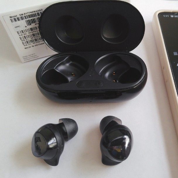 Samsung Galaxy Buds+ Plus True Wireless Earbud Headphones
With Wireless Charging Case AKG Tuning