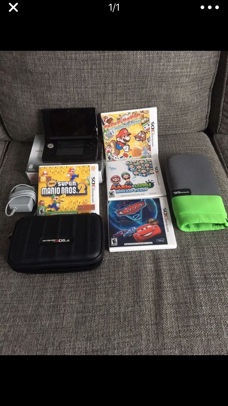 Nintendo 3DS XL (with games and two cases )
