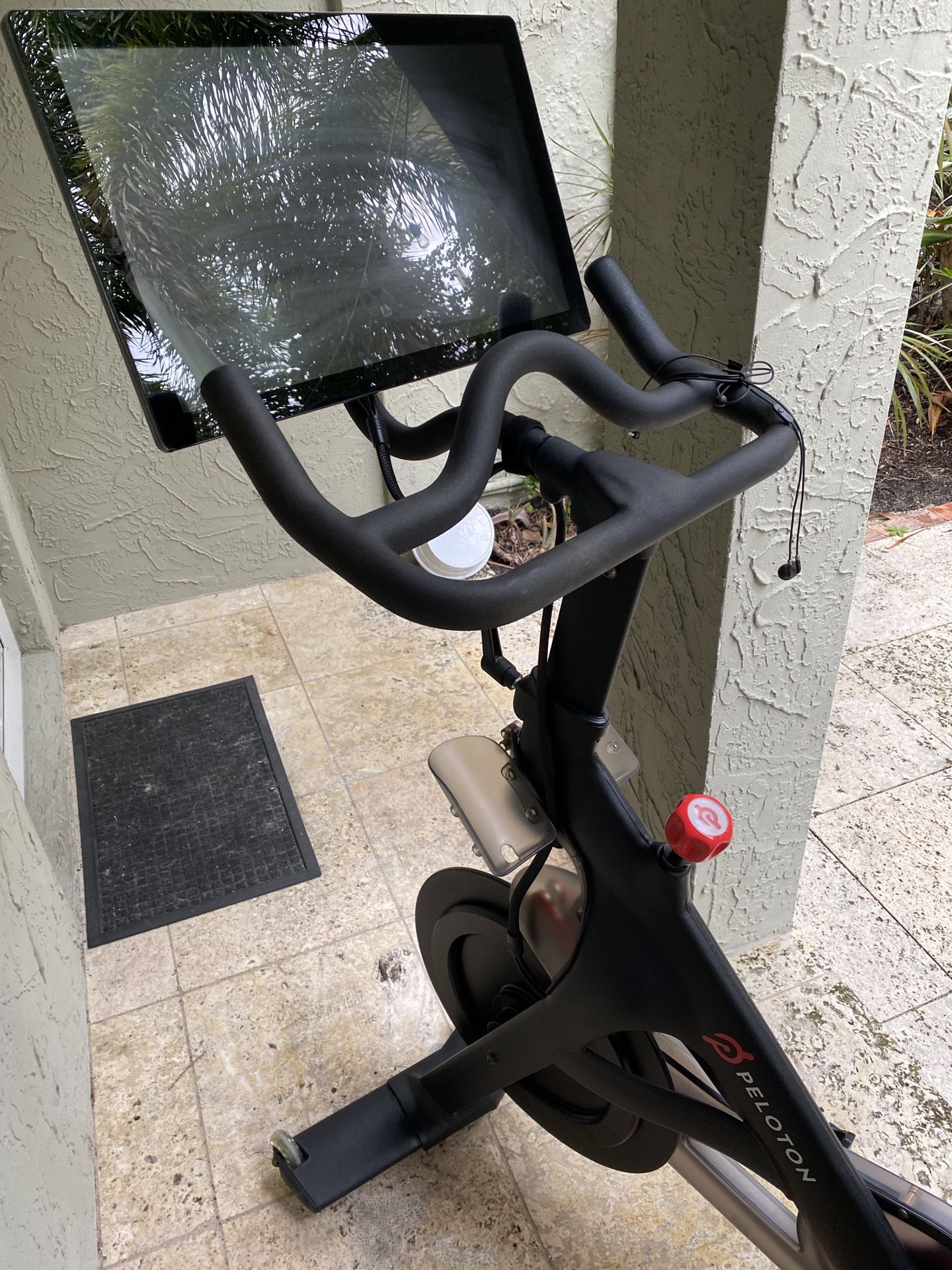 Peloton Excersive Bike With Shoes 