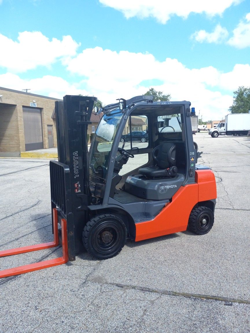 5000 LB Capacity Toyota Pneumatic Forklift