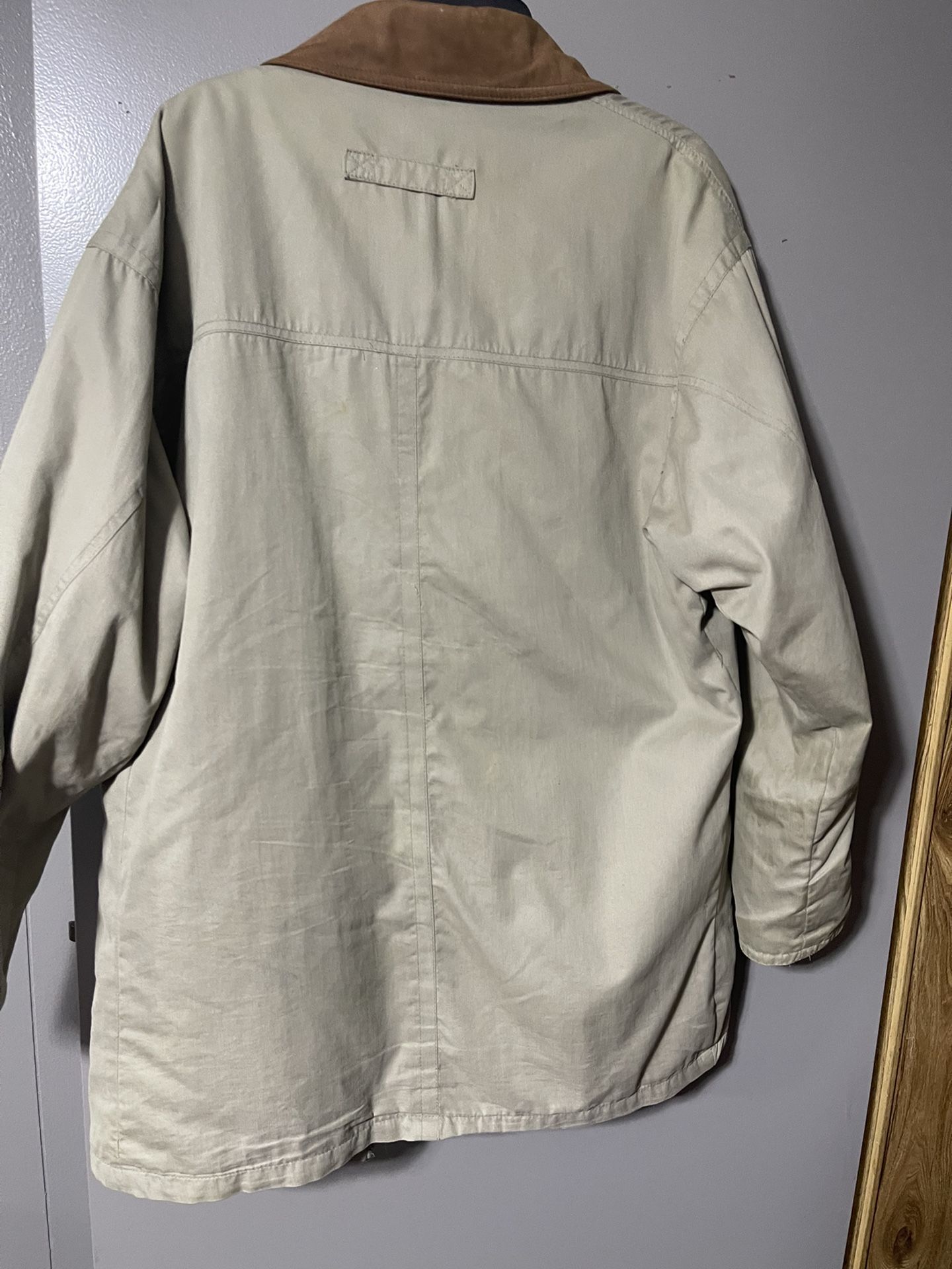 Used London Fog man coat thinsulate 3M with zip out lining, 4 pockets on the front, Leather collar, dry clean only, zip and button closure size M Reg