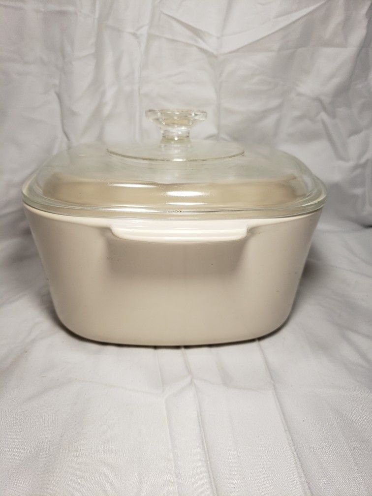 CORNING WARE A-3-B CASSEROLE DISH / PYREX LID Forever Your 3 liters. Good condition and smoke free home.