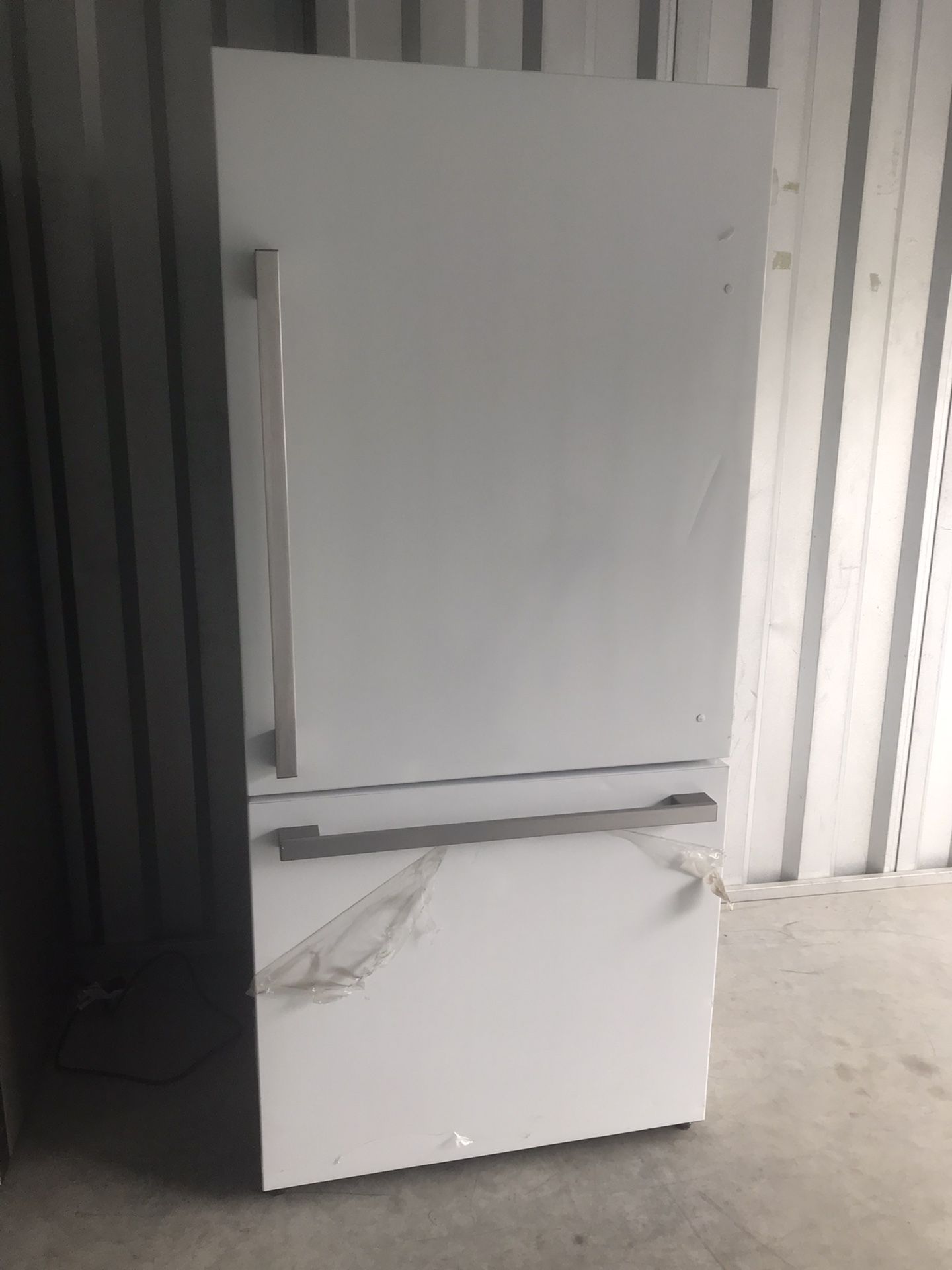 Brand New Scratch And Dent White Refrigerator 