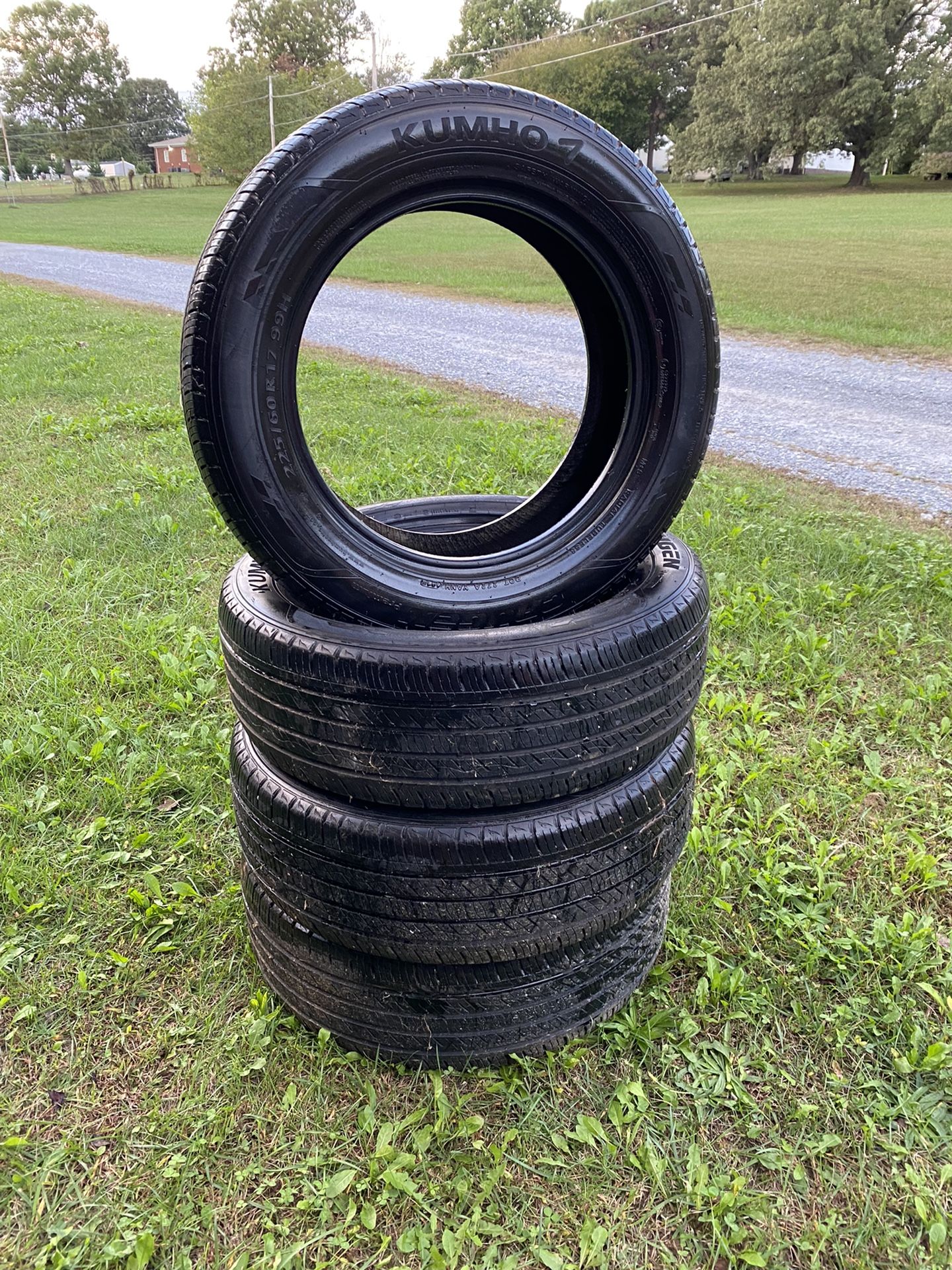 225/60/17 Matching Set Of Kumho's