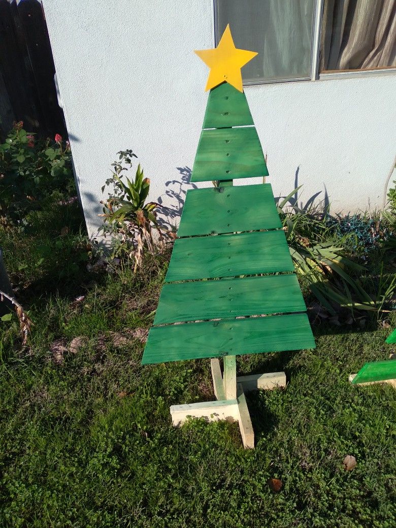 Outdoor Christmas Tree Decor