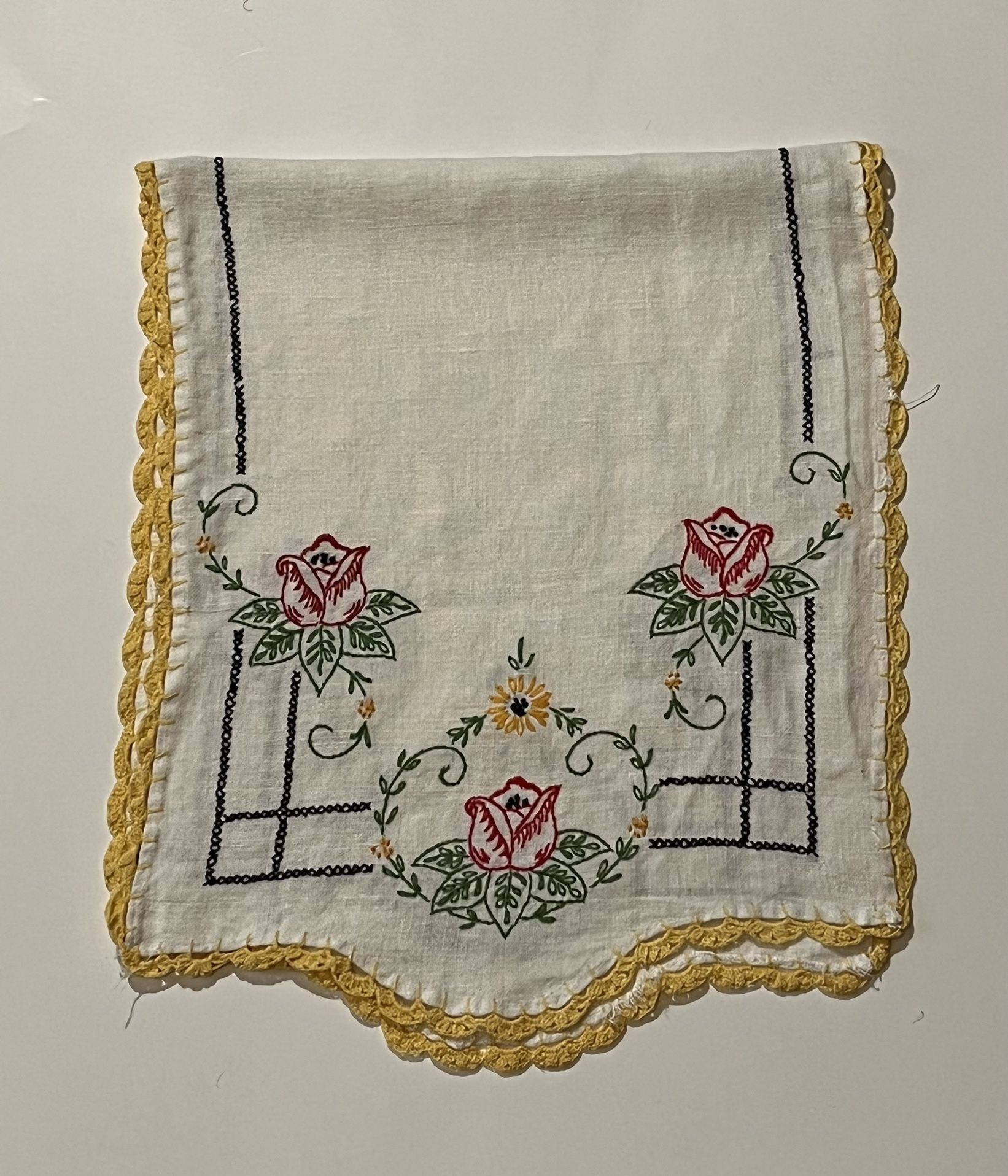 Vintage Table Runner/W 2 Doilies ~ Kitchen ~ Dining Room