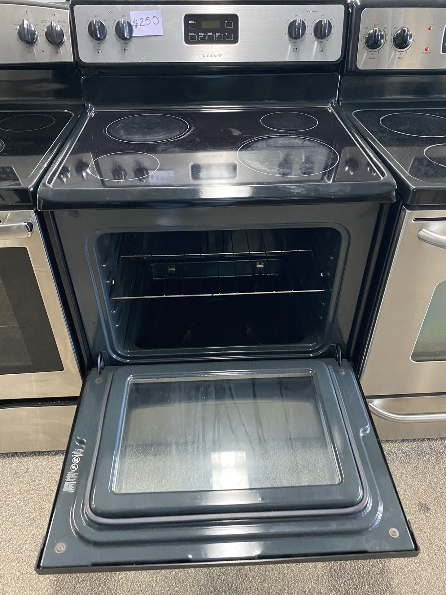 Frigidaire Stainless Steel Electric Stove Used Excellent Working Conditions for Sale in Md City