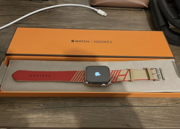 (New and Unlocked) Apple Watch Series 7 - 45mm