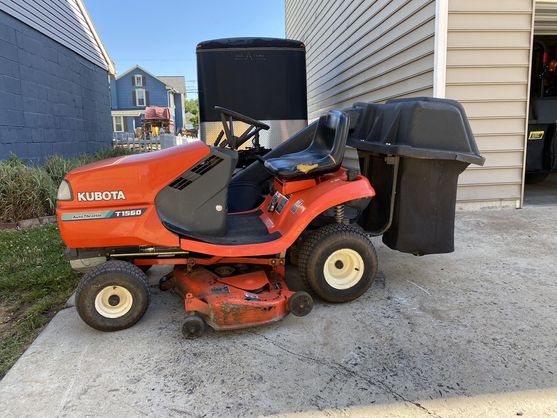 Kubota T1560 auto throttle garden tractor lawn mower with bagger for