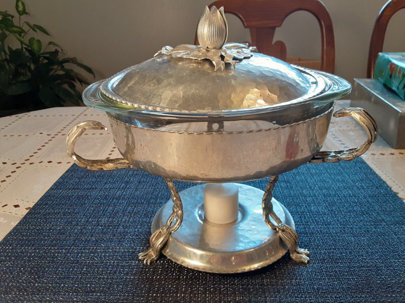  BEAUTIFUL  Chaffing Dish  WITH A  PYREX Glass  DISH  inside 9,5 INCHES TALL 