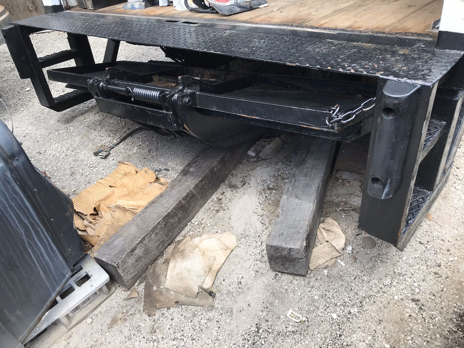 Tuck under Liftgate Isuzu npr Liftgate steel in working order first $1000 steals it