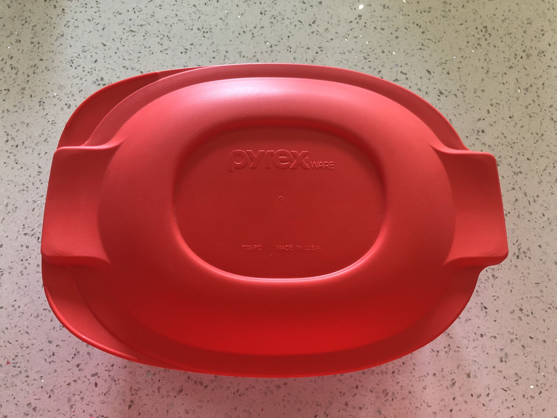 Brand new Pyrex bowl with lid - 2.5 qt
