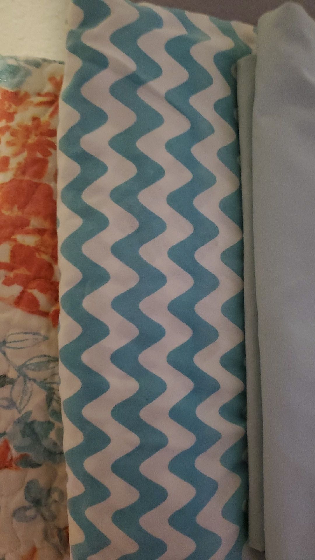 Queen quilt comforter with 2 reversible shams, 2 pillow cases and a throw pillow