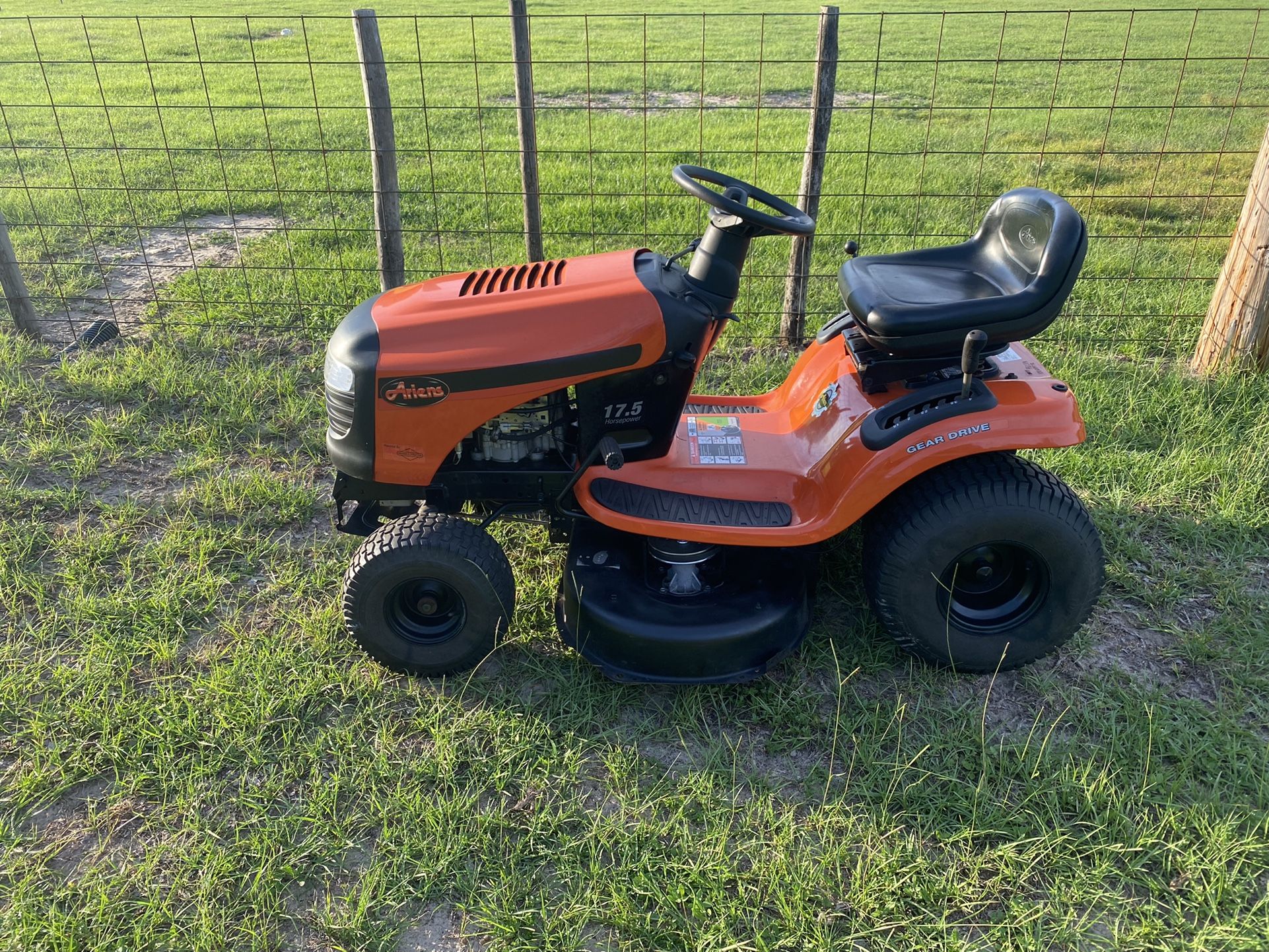 2015 Ariens 17.5 HP 42” Cut Riding Mower for Sale in Seffner, FL - OfferUp