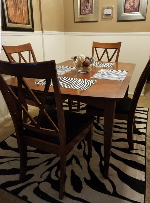 Dining Set With 4 Chairs and Extendion Leaf