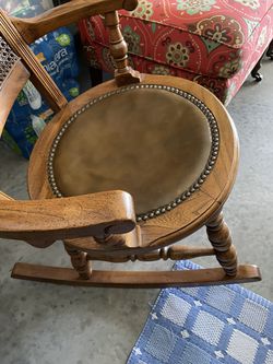 ** PET & SMOKE FREE HOME ** perfect for a baby's room!!   VINTAGE walnut rocking chair Thumbnail
