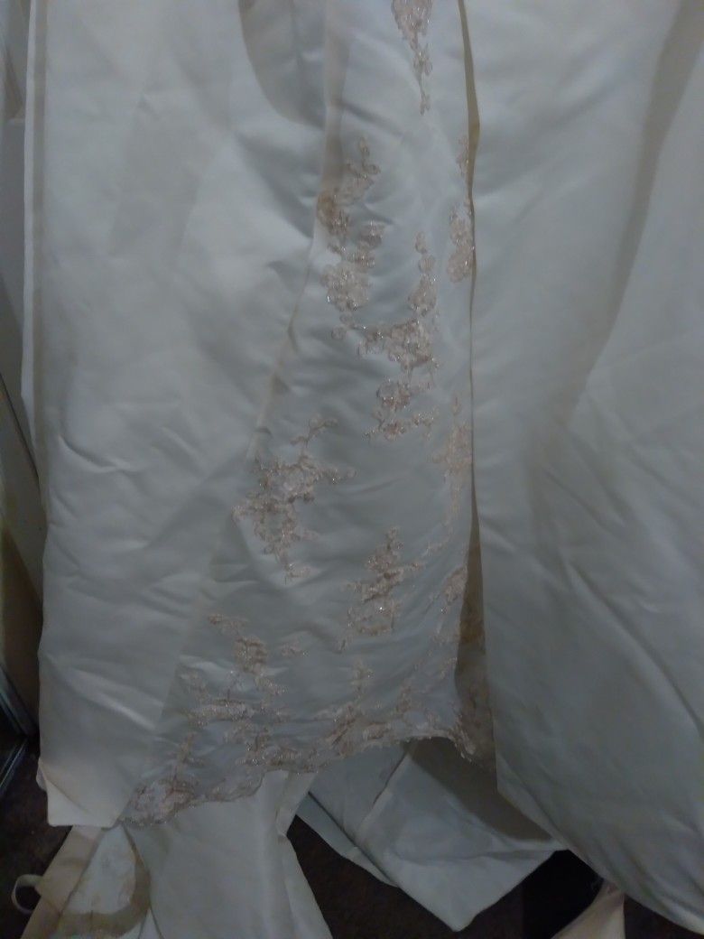 ***ABSOLUTE GORGEOUS WEDDING GOWN ***