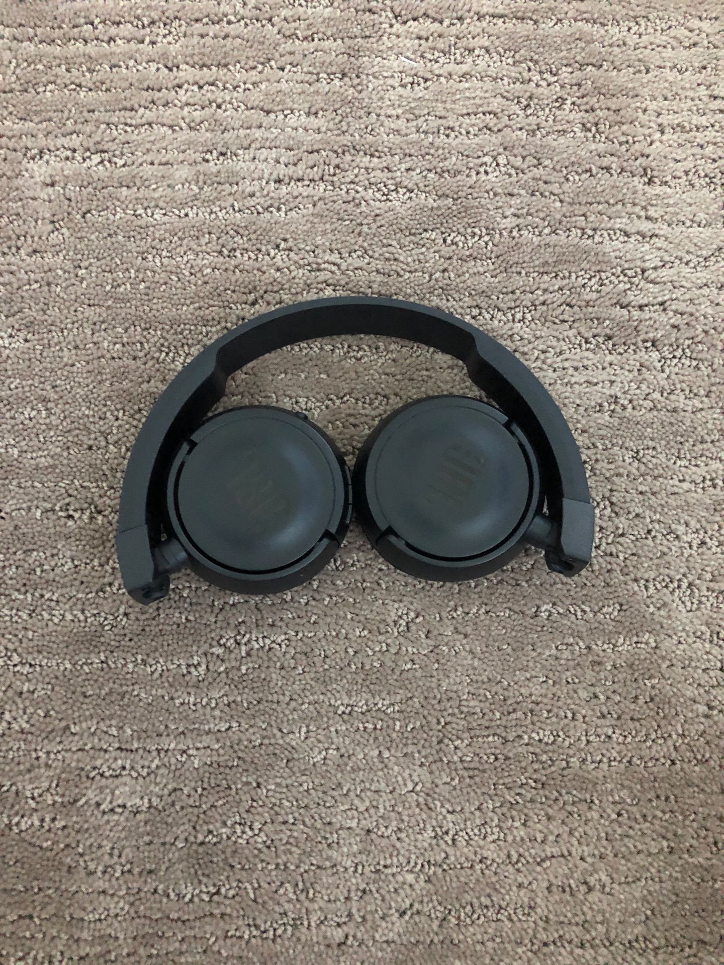 JBL On-Ear Wireless headphones (READ)