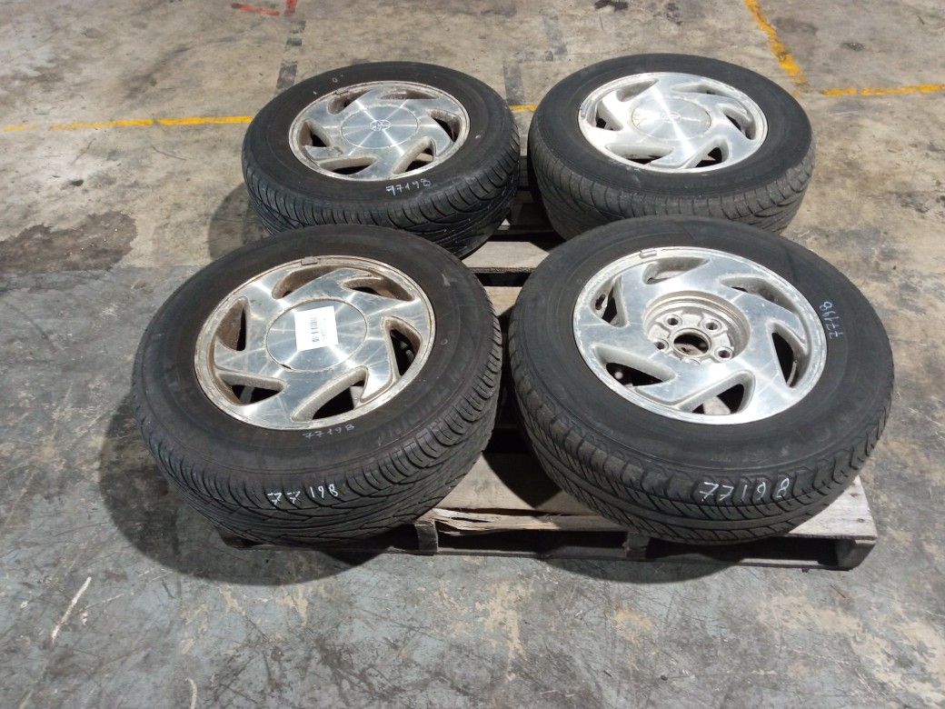 Rims And Tires 15" For 2002 Toyota Sienna Stock 77198