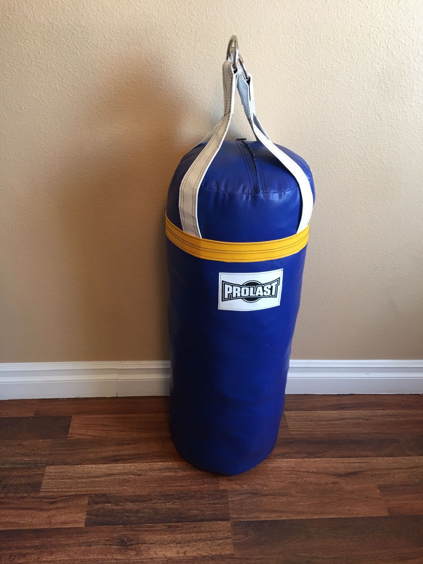 PUNCHING BAG BRAND NEW 70 POUNDS FILLED LUXURY MADE USA 🇺🇸