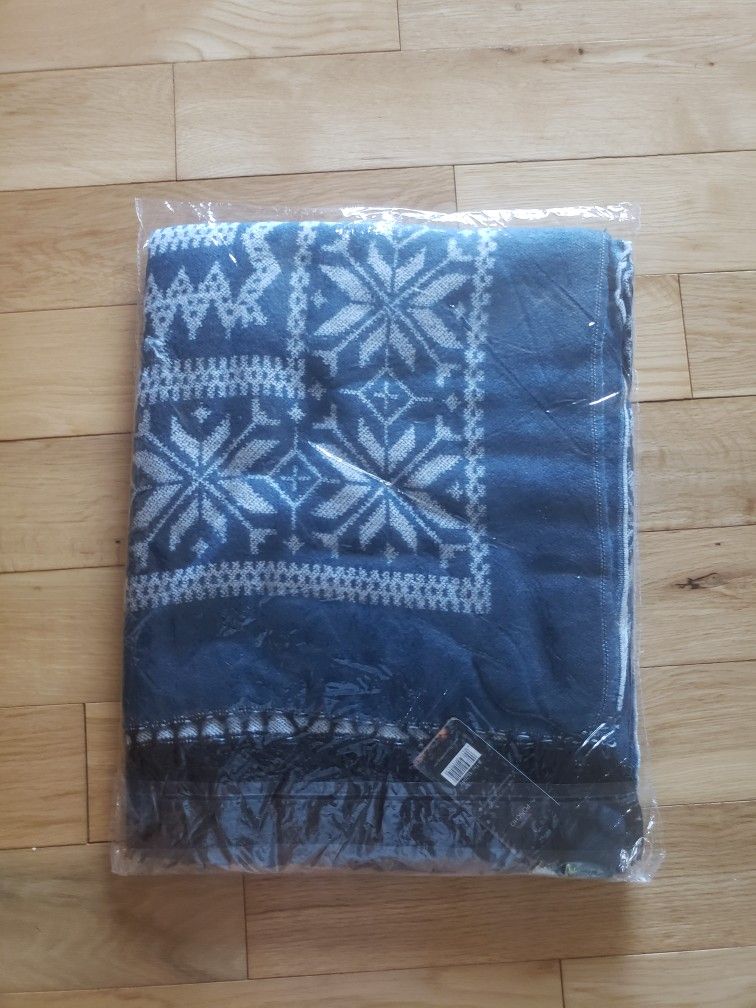 Knitted Wool Poncho Star Design. Traditional Norwegian Scarf. Blue/White. One Size.
Size: 150 x 140 x 10*2 cm