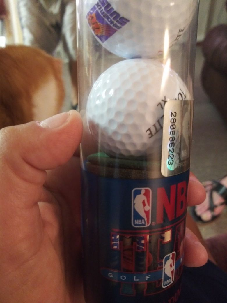 Mimi heat golf bolls at tees. Never opened. Male offer