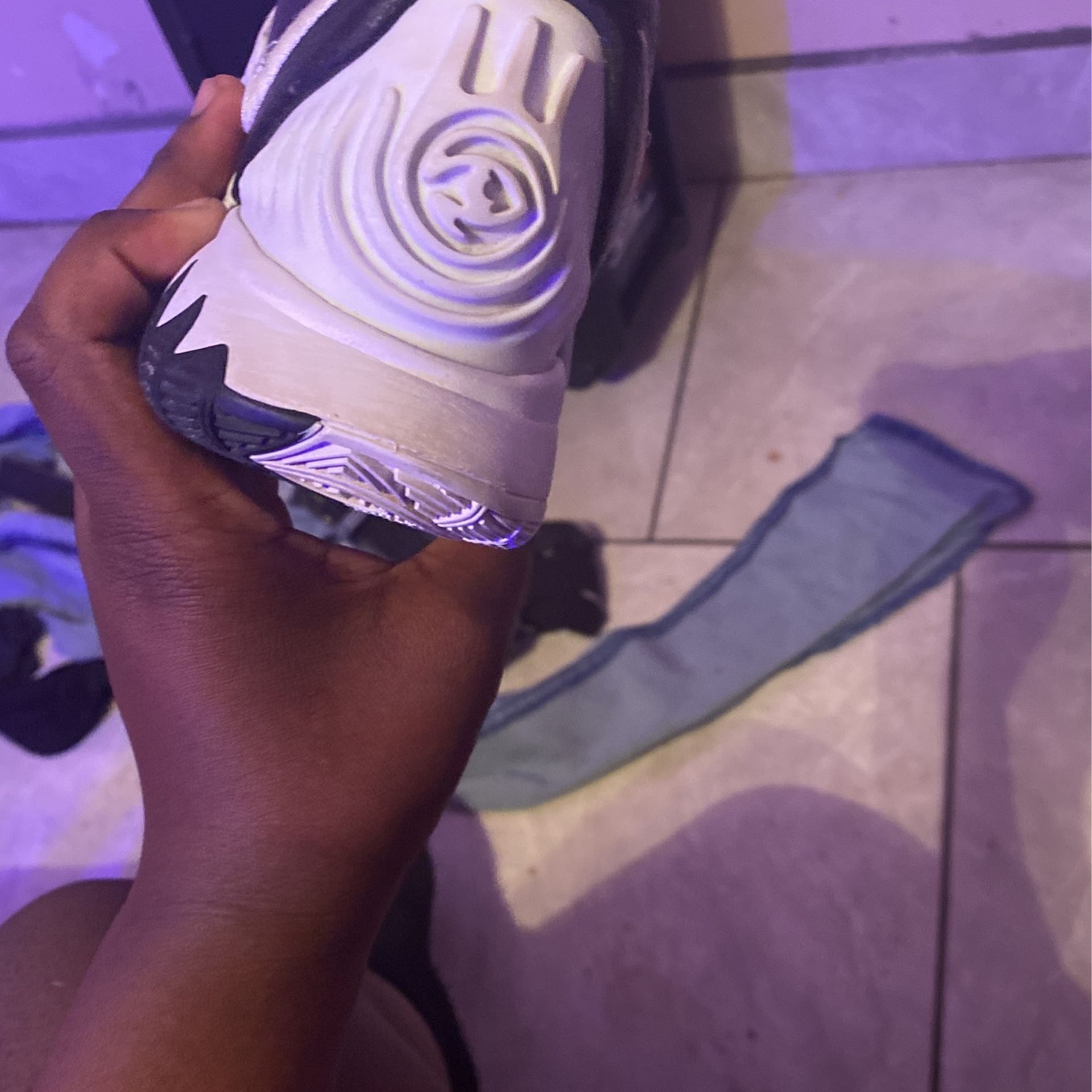 Kyrie 6 Size 7
