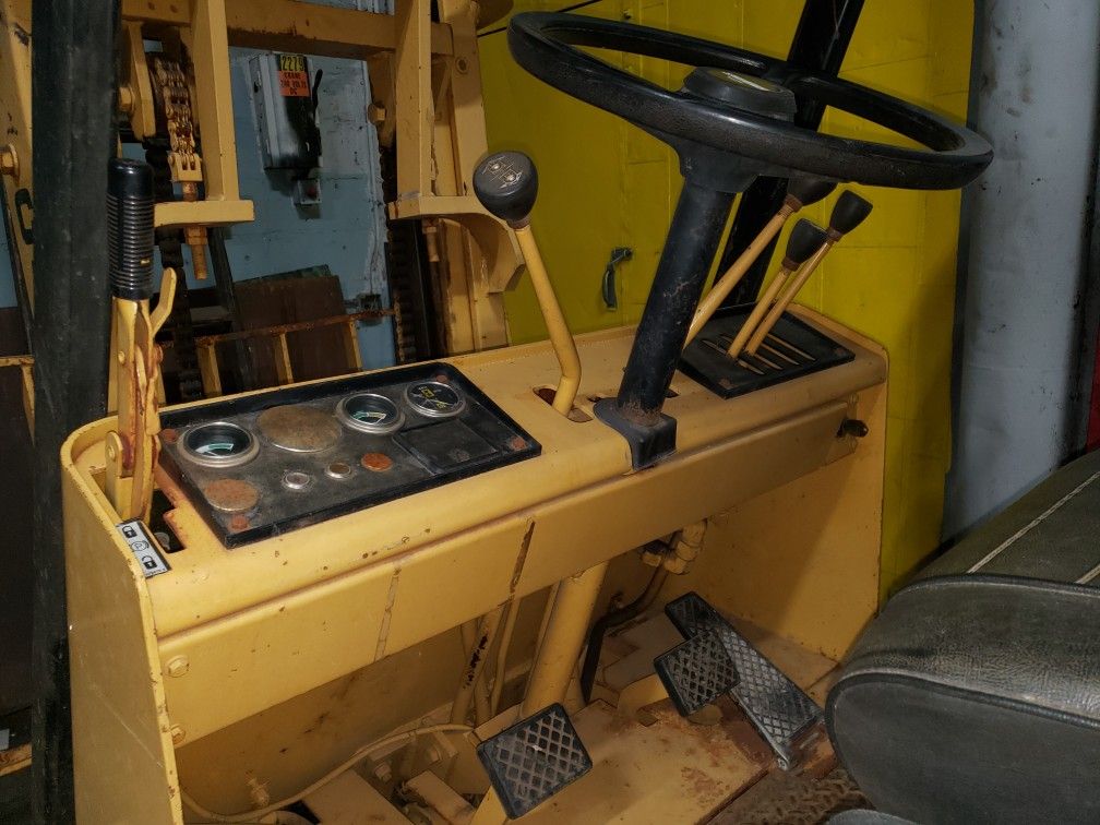 Cat v40c forklift 4000 lb only 1287 original hours almost new air tires turn key