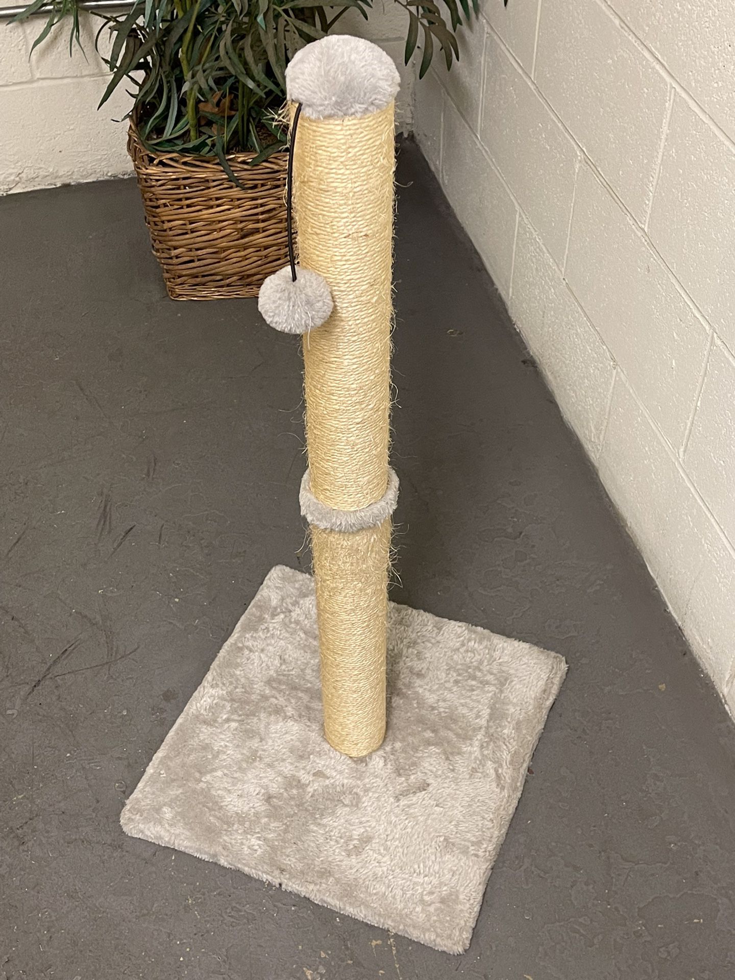 TALL, CARPETED, CAT SCRATCHING POST - LIKE-NEW!! - firm price