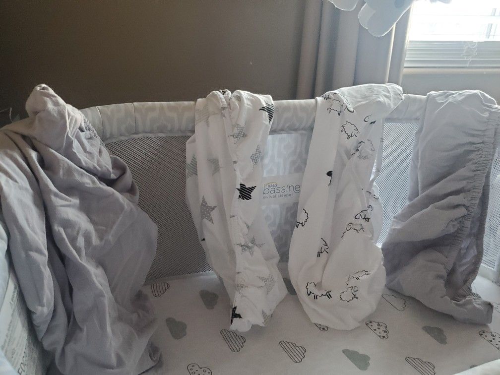 Halo Bassinet, Including Two By Two Crib Mobile & 5 Fitted Sheets