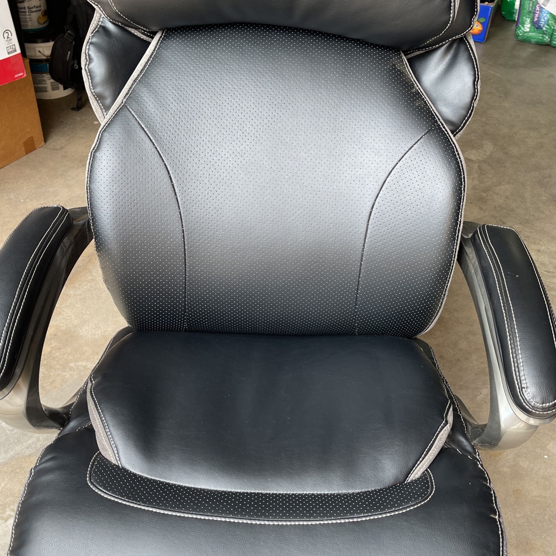 Serta Office Chair ,brand New Never Used Very Comfy And Padded Goes All the Way Back.