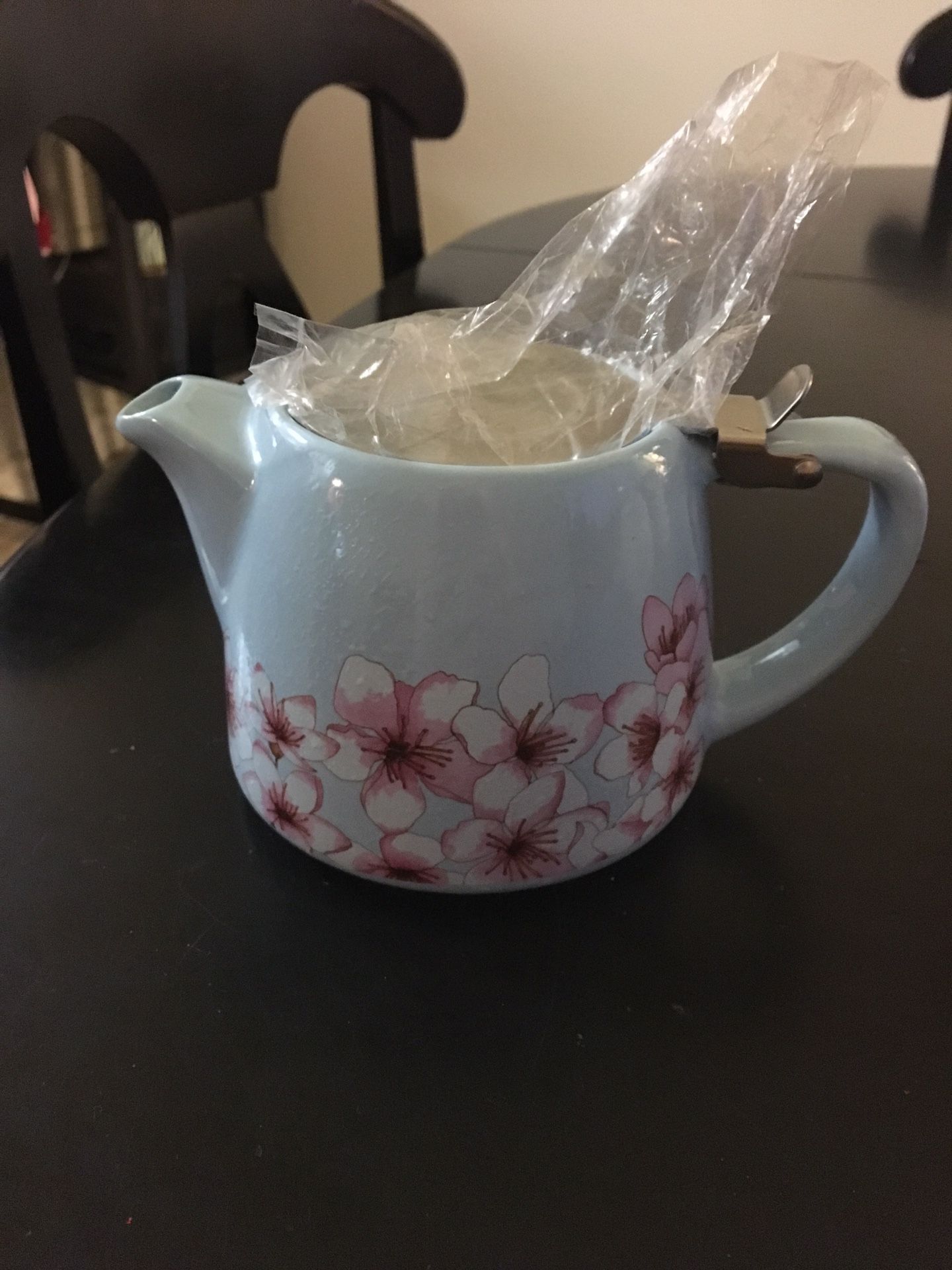 Teapot with tea strainer